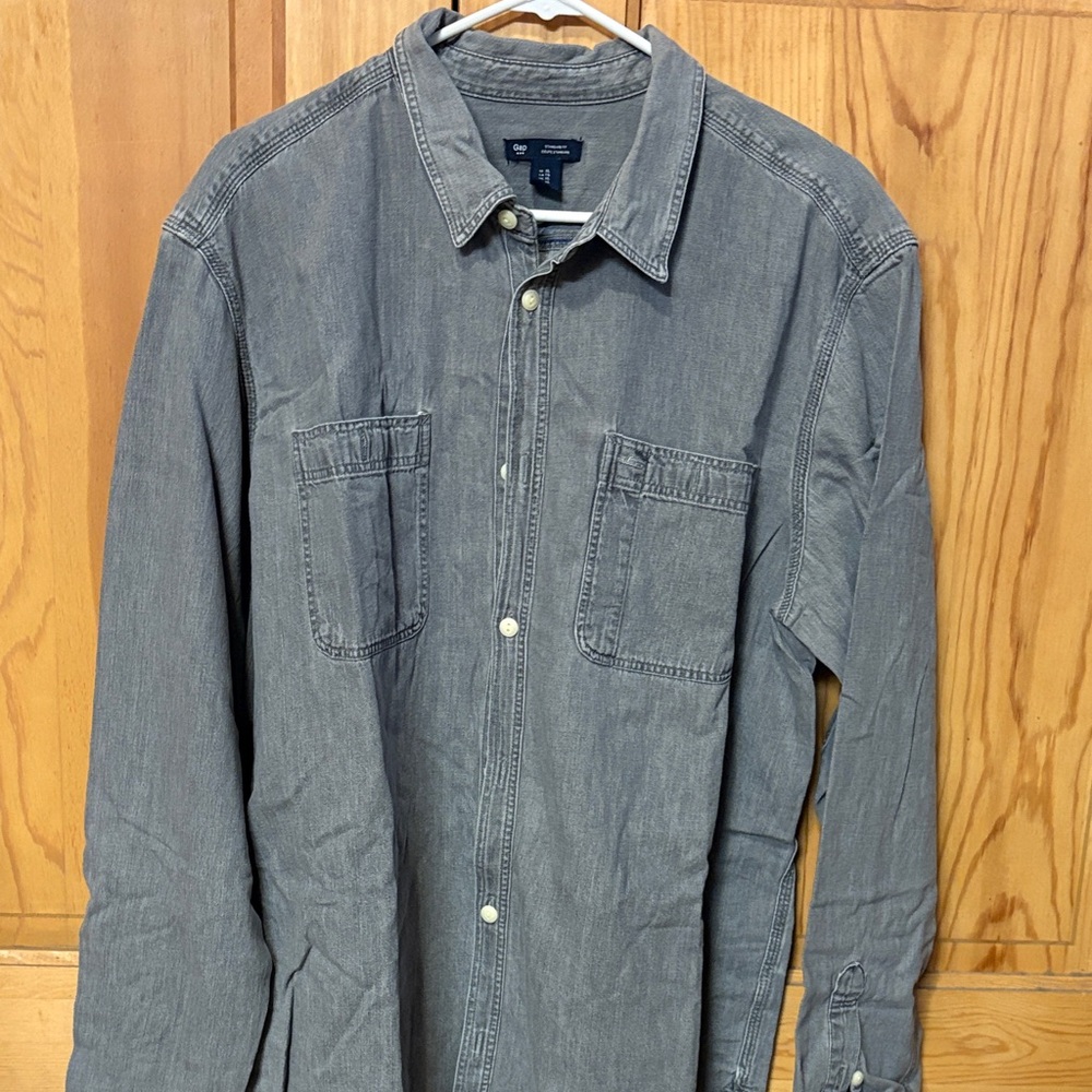 GAP Men's Casual Gray Button Down Shirt